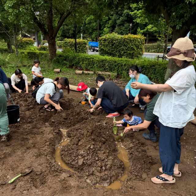7月の「おやこでどろんこあそび」まとめ。
暑い季節はお水をたくさんつかって、いつもよりダイナミックにどろんこになって遊ぶこどもたち。
お父さんお母さんも、一緒に泥だらけ！
ご参加ありがとうございました♪
次回は9月開催です。

#キッズリアム
#おやこでどろんこあそび
#木場こどものにわ
#泥遊び
#マザーツリー自然学校
