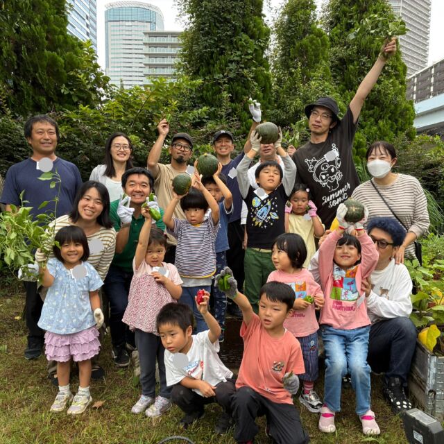 豊洲SDGs菜園ビギナーコース、今日は前期の最終回でした。
暑い夏の日も雨の降る日も、みんな揃って畑仕事をしてきました。ここではいろんないきものに出会えてしまうから、ドキドキしちゃうこともあったけれど、人もいきものもこの地球の仲間♡
おかげさまで実りがあり、収穫をして、種を継いで、季節がまためぐっていくことをみんなで体験してきました。

とれたお野菜を前に「今日のおやつなぁに？」とこどもたちが楽しみにしてくれてたこともうれしかったです。
半年間にわたりご参加くださり、ありがとうございました！

#豊洲公園
#豊洲SDGs菜園
#畑仕事
#循環する暮らし
#マザーツリー自然学校