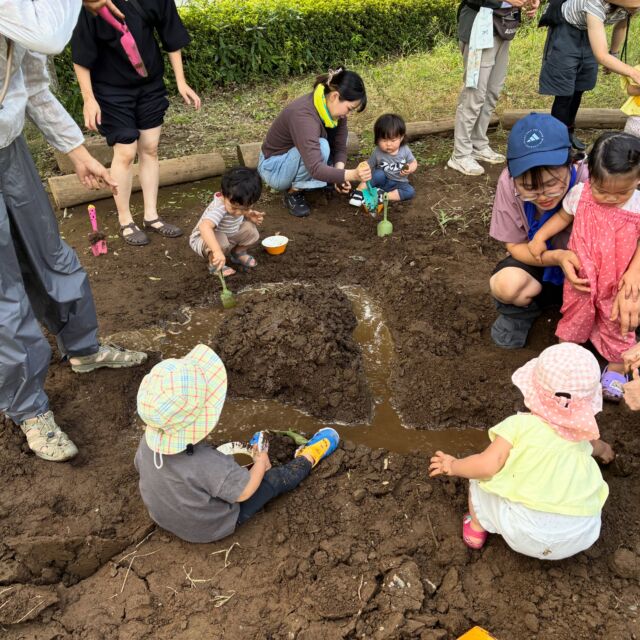 9月の「おやこでどろんこあそび」まとめ。
雨続きでしたが、たくさんの親子が遊びにきてくれました！
初参加の方も、リピーターの方も、みんなで遊べて楽しかったです♪
お母さん、こどもたちを連れてきてくれてありがとうございました♡♡♡

#キッズリアム
#おやこでどろんこあそび
#木場こどものにわ
#自然体験
#マザーツリー自然学校