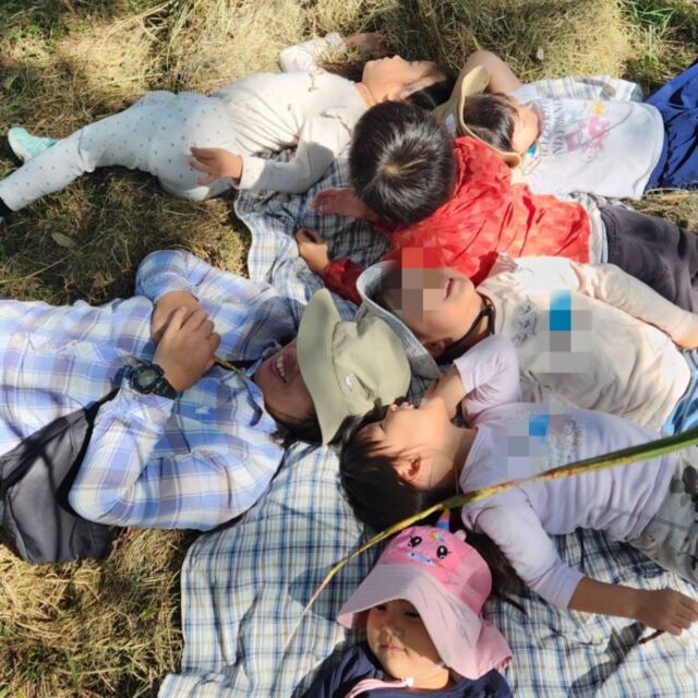 マザーツリー森のようちえん、良いお天気に恵まれて、今日ものびのびと遊んできました！
草刈り後の草やつると枝で、釣り竿をつくったり、枯れ草のベッドをつくったり。ごろんと寝転ぶと、青空がキレイだった♡
今日は電車ごっこやアクセサリー屋さんごっこも大人気で！
とっても楽しい1日になりました。

#マザーツリー森のようちえん
#森のようちえん
#江東区
#自然遊び
#マザーツリー自然学校