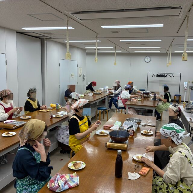 自然の恵みラボ@えこっくる江東、10月は『森とつながる、どんぐりパンケーキづくり』でした。
マテバシイの殻を割って、取り出した実を刻んで炒り、パンケーキの材料に。木の実の甘い香りと、食べた時の食感は、まさに森のごちそう♡
ひと粒のどんぐりが、動物たちの食料となり、また種として森をつくる。森に思いを馳せる時間となりました。

#自然の恵みラボ
#江東区環境学習情報館
#どんぐり
#自然暮らし
#マザーツリー自然学校